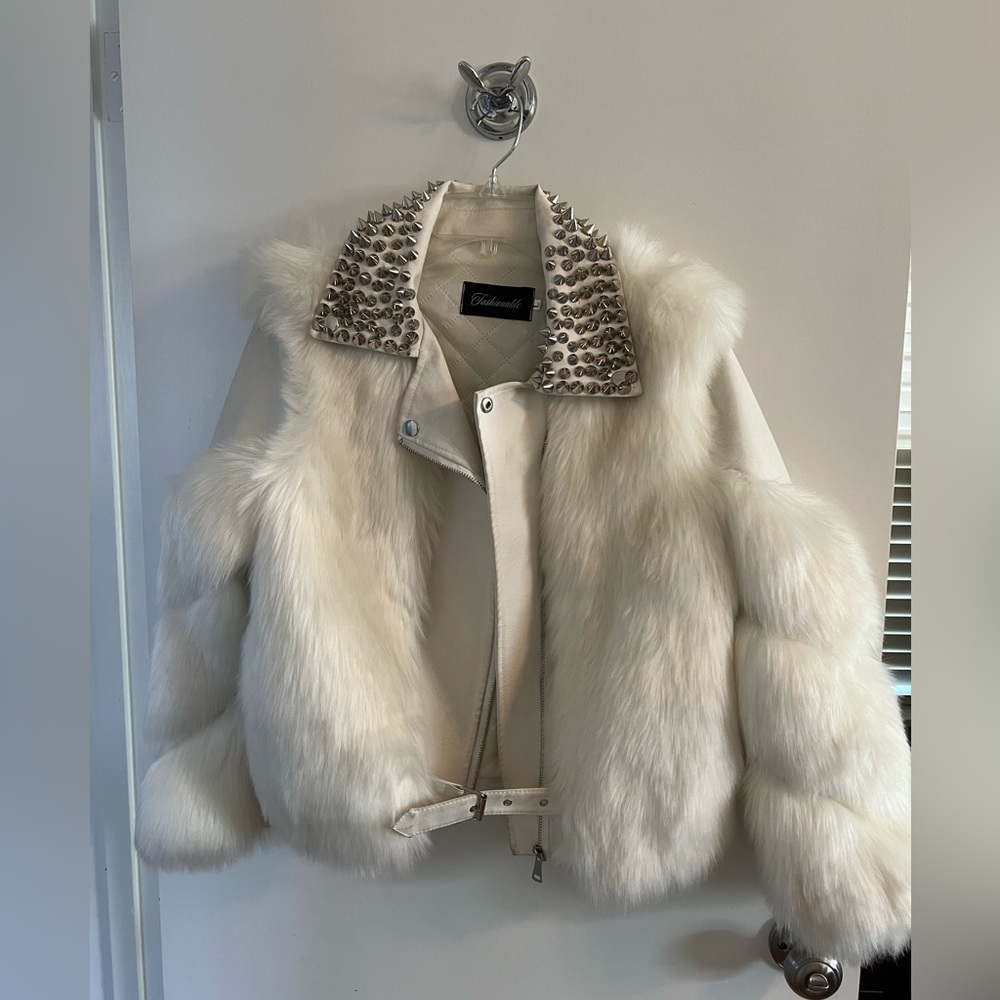 Fur jacket fits med it’s a gift PICT’s showed all details , no missing studs